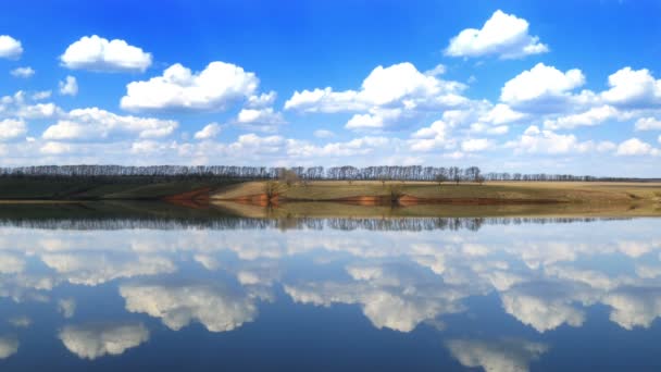 Clouds are reflected in water — Stock Video