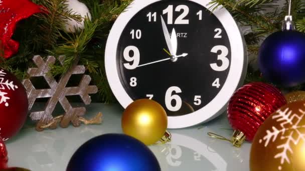 Reloj y bolas de Navidad — Vídeo de stock