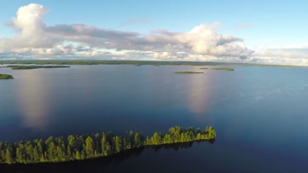 Shuezero lake i Karelen i solnedgången — Stockvideo