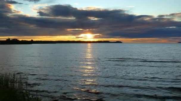 Puesta de sol en el lago Onega — Vídeos de Stock