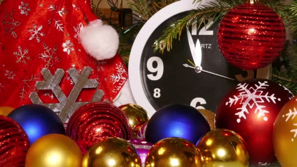 Reloj y juguetes de Navidad — Vídeo de stock