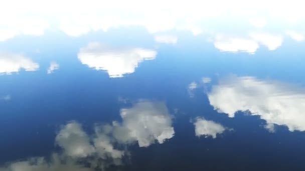 Surface de l'eau avec ciel — Video