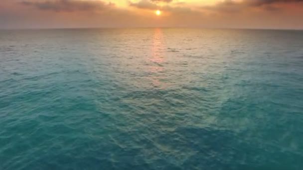Gün batımında sonsuz deniz — Stok video