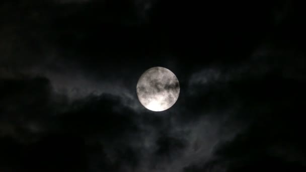 Повний місяць з хмарами — стокове відео