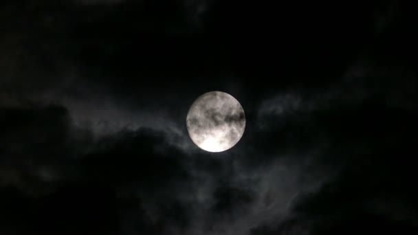 Luna llena con nubes — Vídeos de Stock