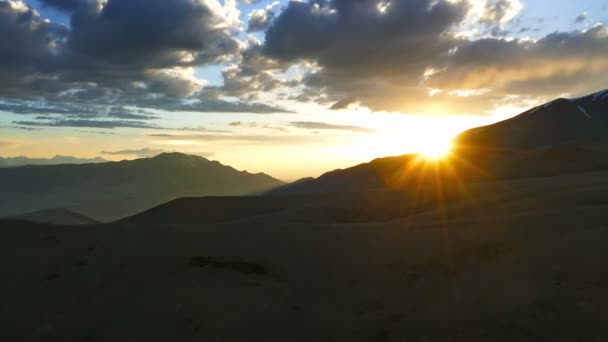 Schöner Sonnenuntergang im Altai-Gebirge — Stockvideo