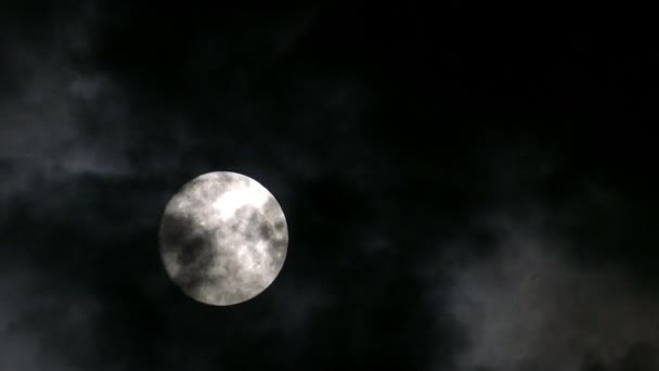 Luna llena moviéndose con nubes — Vídeo de stock