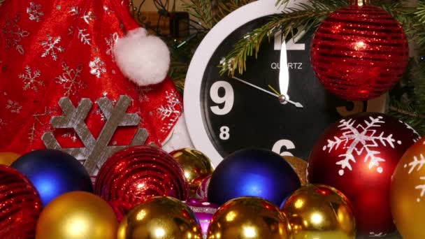 Relógio e bolas de Natal — Vídeo de Stock