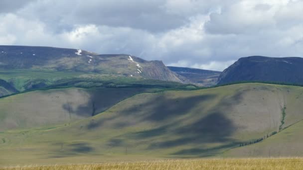 Nubes sobre las montañas de Altai — Vídeo de stock