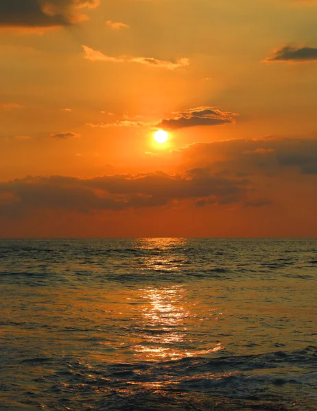 Tropische zee zonsondergang en golven — Stockfoto