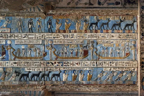 Esculturas no antigo templo egípcio — Fotografia de Stock
