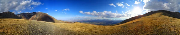 日没時のアルタイ山脈のパノラマ — ストック写真