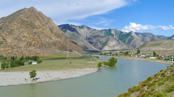 Река Катунь в горах Алтая — стоковое видео