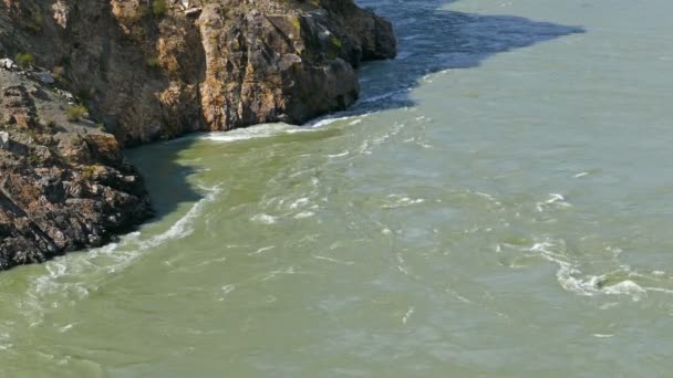 Río Katun en las montañas de Altai — Vídeos de Stock