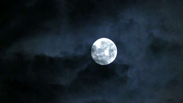 Lua cheia com nuvens — Vídeo de Stock