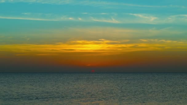 Zonsopgang boven zee landschap — Stockvideo