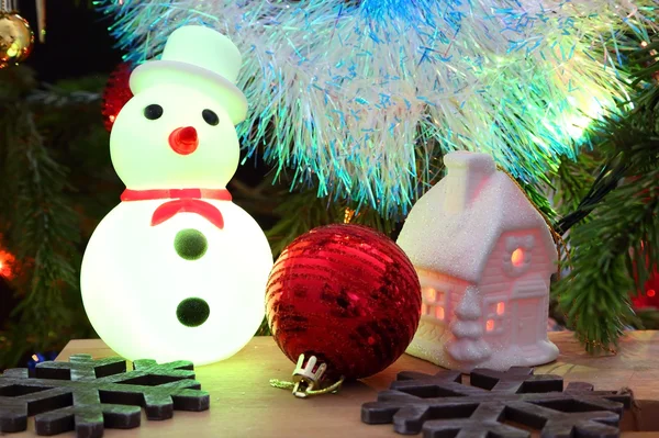 Christmas decoration - house, snowflakes and snowman — Stock Photo, Image