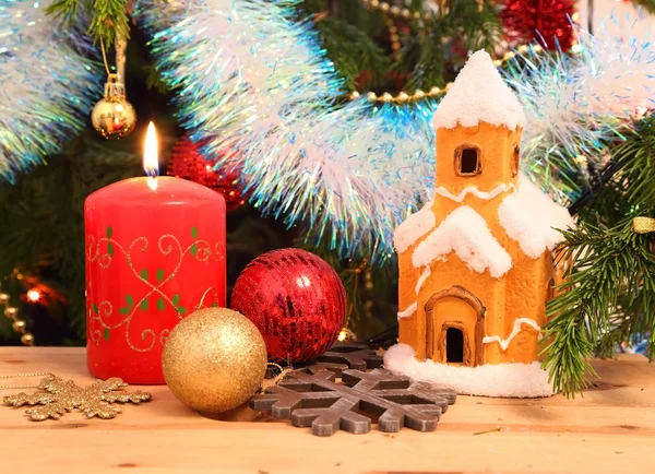 Weihnachtsdekoration - Haus, Schneeflocken und Schneemann — Stockfoto