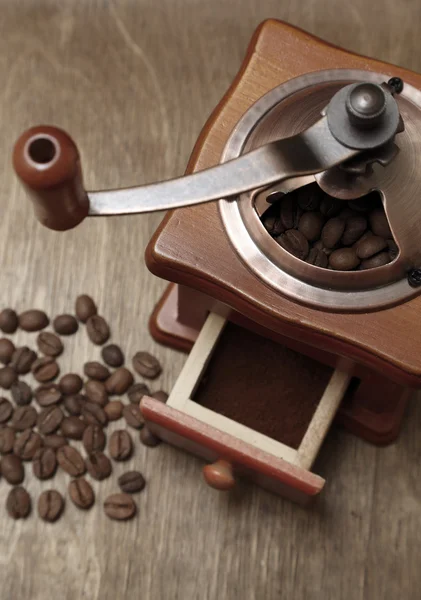 Vintage Kahve değirmeni ve fasulye — Stok fotoğraf