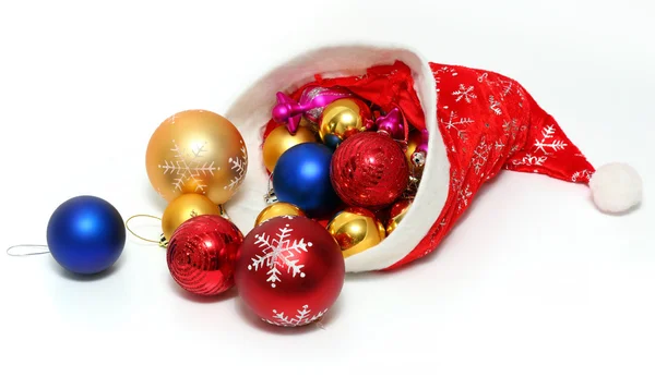 Bolas de Navidad, juguetes en sombrero rojo de Santa Claus —  Fotos de Stock