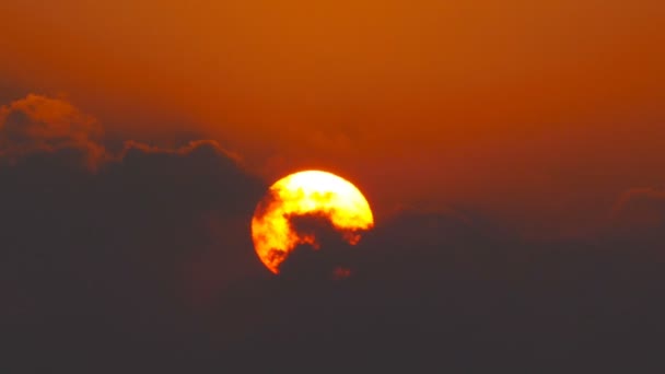 太陽が雲の間上昇 — ストック動画