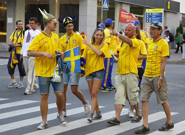 Swedish football fans walk on the streets of Kyiv city — Stock Photo, Image