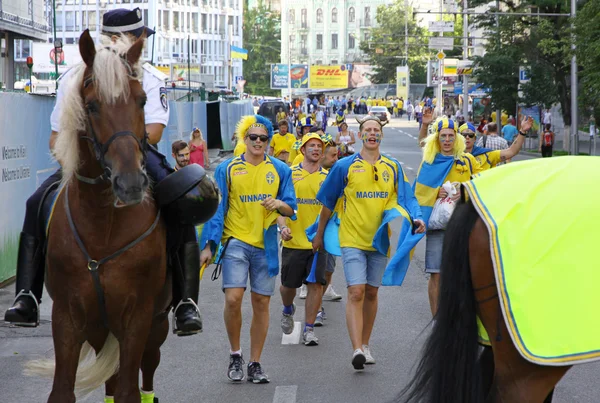 Swedish football fans walk on the streets of Kyiv city — Stock Photo, Image