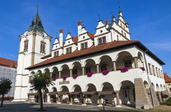 Унікальний Староміська ратуша (Levocska radnica) у центрі міста Левоча, Словаччина — стокове фото