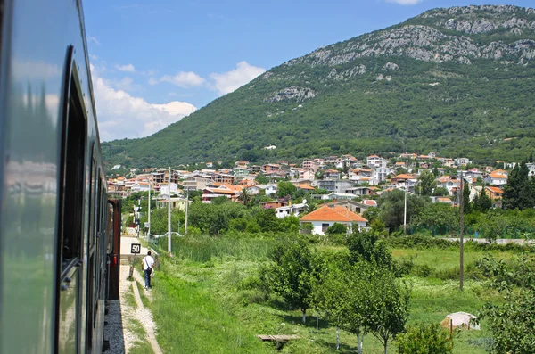 Небольшая железнодорожная станция рядом с городом Бар, Черногория — стоковое фото