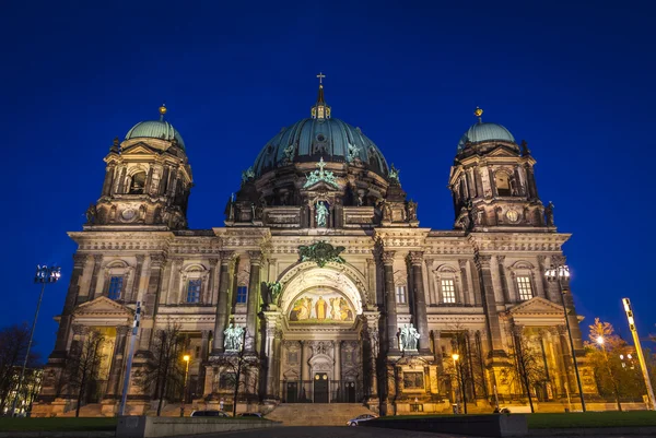 Vista nocturna de la Catedral de Berlín (Berliner Dom), Berlín, Alemania — Foto de Stock