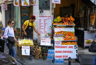 İstanbul sokaklarında küçük meyve ve taze meyve suları alışverişi