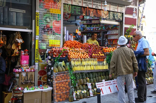 Pequeñas frutas y zumos frescos compran en las calles de Estambul — Foto de Stock