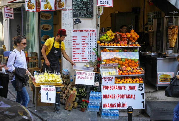 イスタンブールの路上で小さな果物や新鮮なジュースの店 — ストック写真