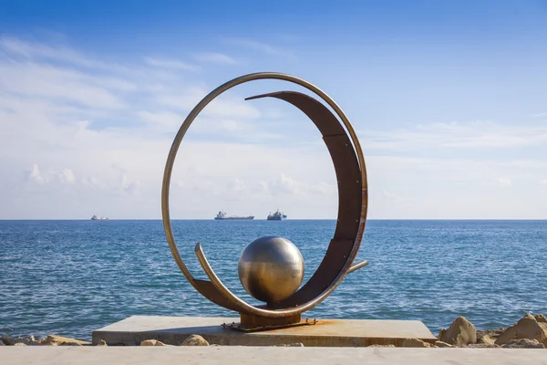 Escultura en el Parque Molos en el callejón Promenade en Limassol, Chipre — Foto de Stock