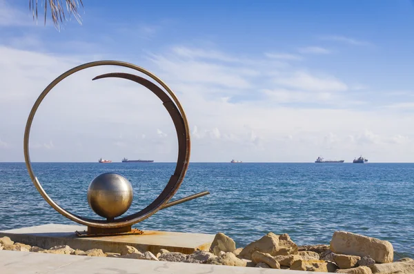 Escultura en el Parque Molos en el callejón Promenade en Limassol, Chipre —  Fotos de Stock