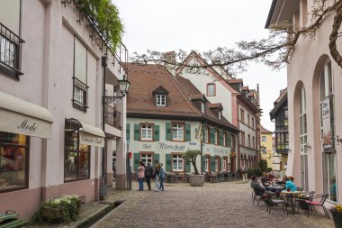Freiburg im Breisgau şehrindeki eski şehir caddesi, Almanya