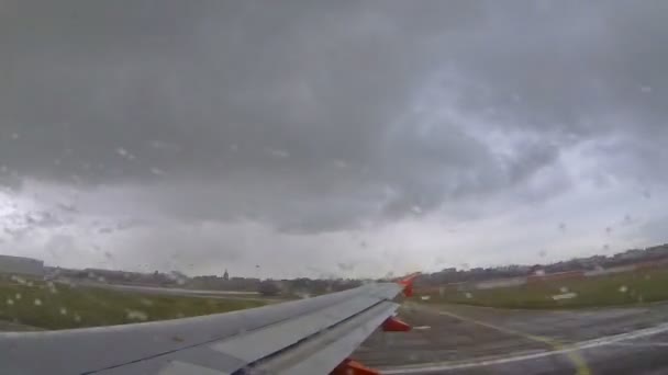 Пасажирський літак злітає зі злітно-посадкової смуги — стокове відео