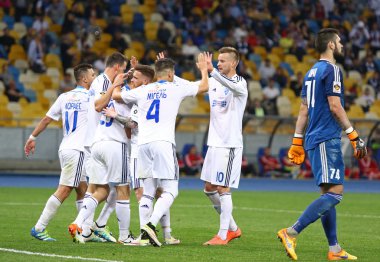 FK Dinamo Kiev oyuncuları bir gol attı sonra tepki