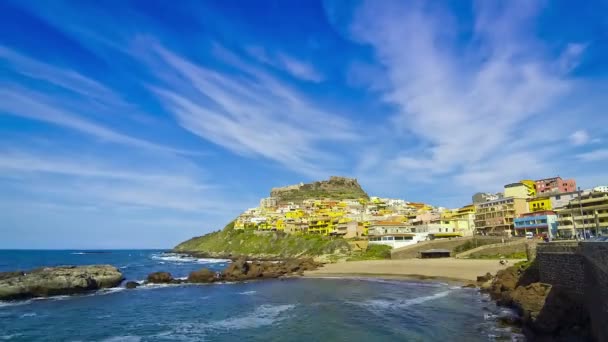 Casas coloridas da cidade medieval Castelsardo, ilha da Sardenha, Itália — Vídeo de Stock