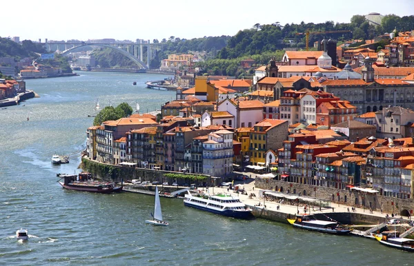 Oude stadscentrum van Porto en de Douro rivier, Portugal — Stockfoto