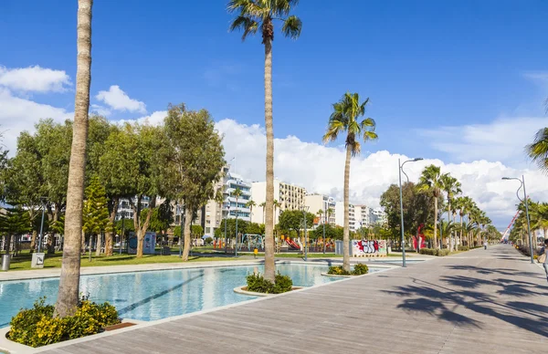 Promenáda alej Molos parku v centru města Limassol, Kypr — Stock fotografie