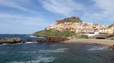 Renkli evlerin Ortaçağ kenti Castelsardo, Sardunya, İtalya