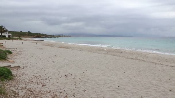 Panoramatický výhled na pláž Le Bombarde v Alghero, ostrov Sardinie, Itálie — Stock video