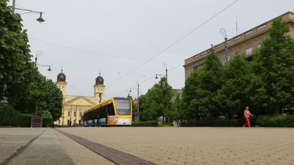 Moderne Straßenbahn auf den Straßen von Debrecen, Ungarn — Stockvideo