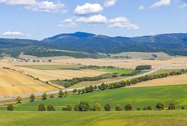 Paesaggio rurale estivo nella Slovacchia orientale — Foto Stock