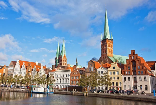 Rivier de Trave in de oude stad Lübeck, Duitsland — Stockfoto