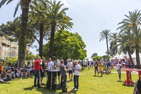 Le persone si divertono al fanzone ufficiale di UEFA EURO 2016 a Nizza — Foto Stock