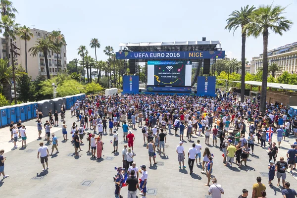 Mensen hebben plezier op officiële fanzone van Uefa Euro 2016 in Nice — Stockfoto