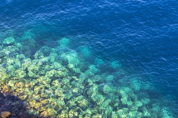 Antecedentes de agua de mar azul clara — Foto de Stock