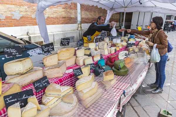 Franse kaas verkoop stand op de zondagmarkt in Grenoble — Stockfoto